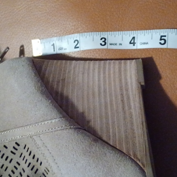 💙🌺Tan Heeled Boots with Elegant Design - Picture 9 of 11